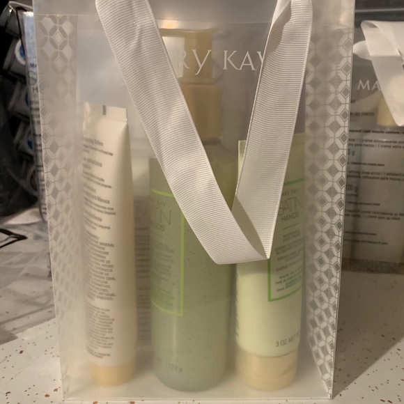 Mary Kay Satin Hands gift bag - Picture 2 of 2
